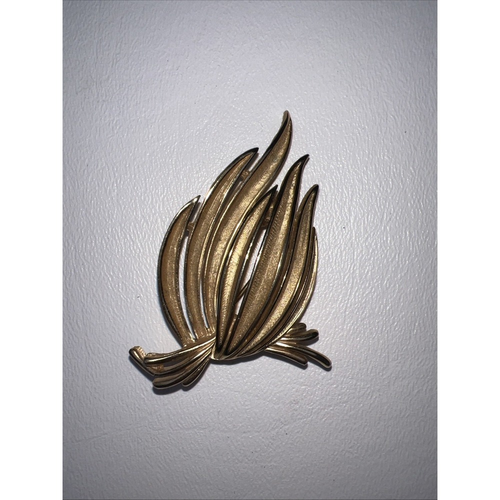 Vintage Trifari Gold Tone Textured Layered Leaf Feather Brooch Pin Signed
